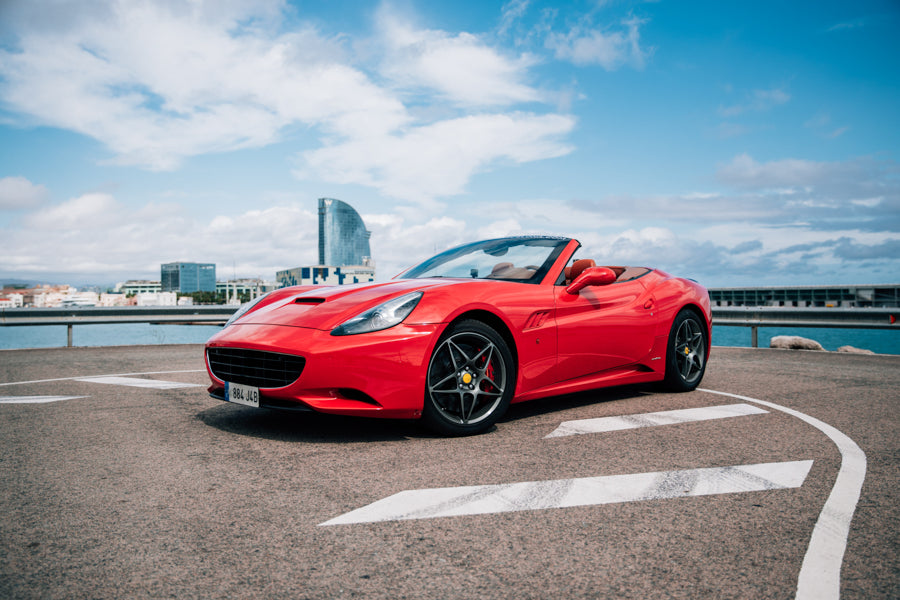 Modern piros sportautó