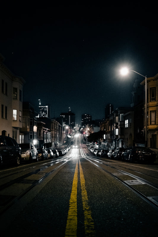 Városi út az éjszakában