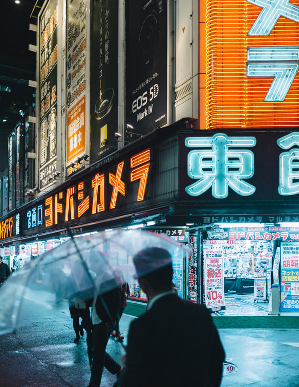 Neonfények a tokiói éjszakában